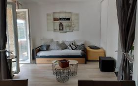 Home Tranquille Dans la Cité du Mimosa - 2 étoiles - Axelle Loc'Appart
